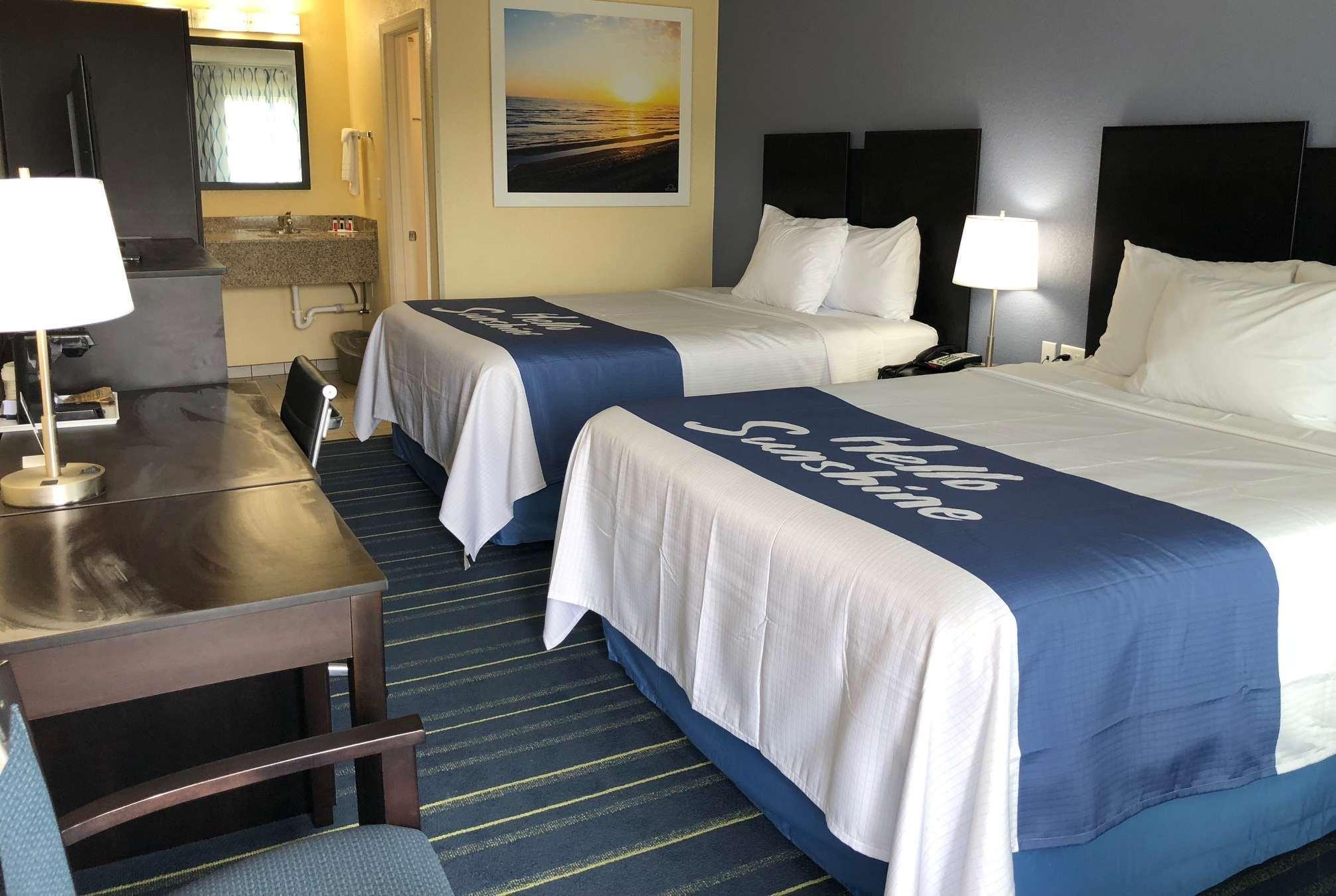 Days Inn By Wyndham Charles Town Eksteriør bilde