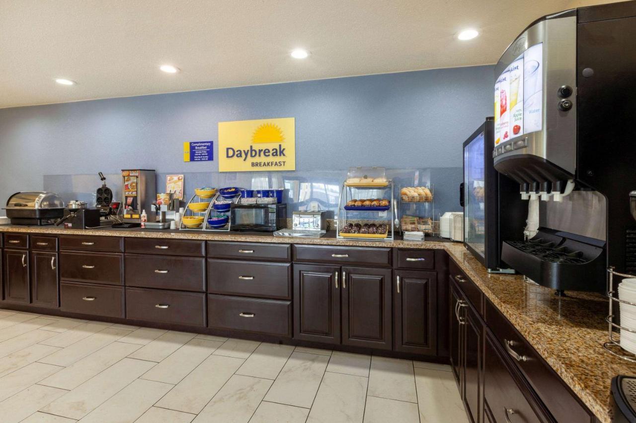 Days Inn By Wyndham Charles Town Eksteriør bilde