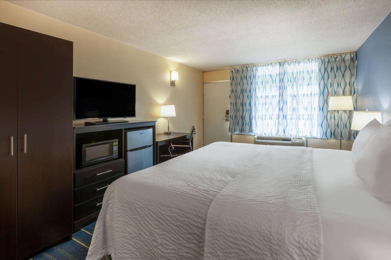 Days Inn By Wyndham Charles Town Eksteriør bilde