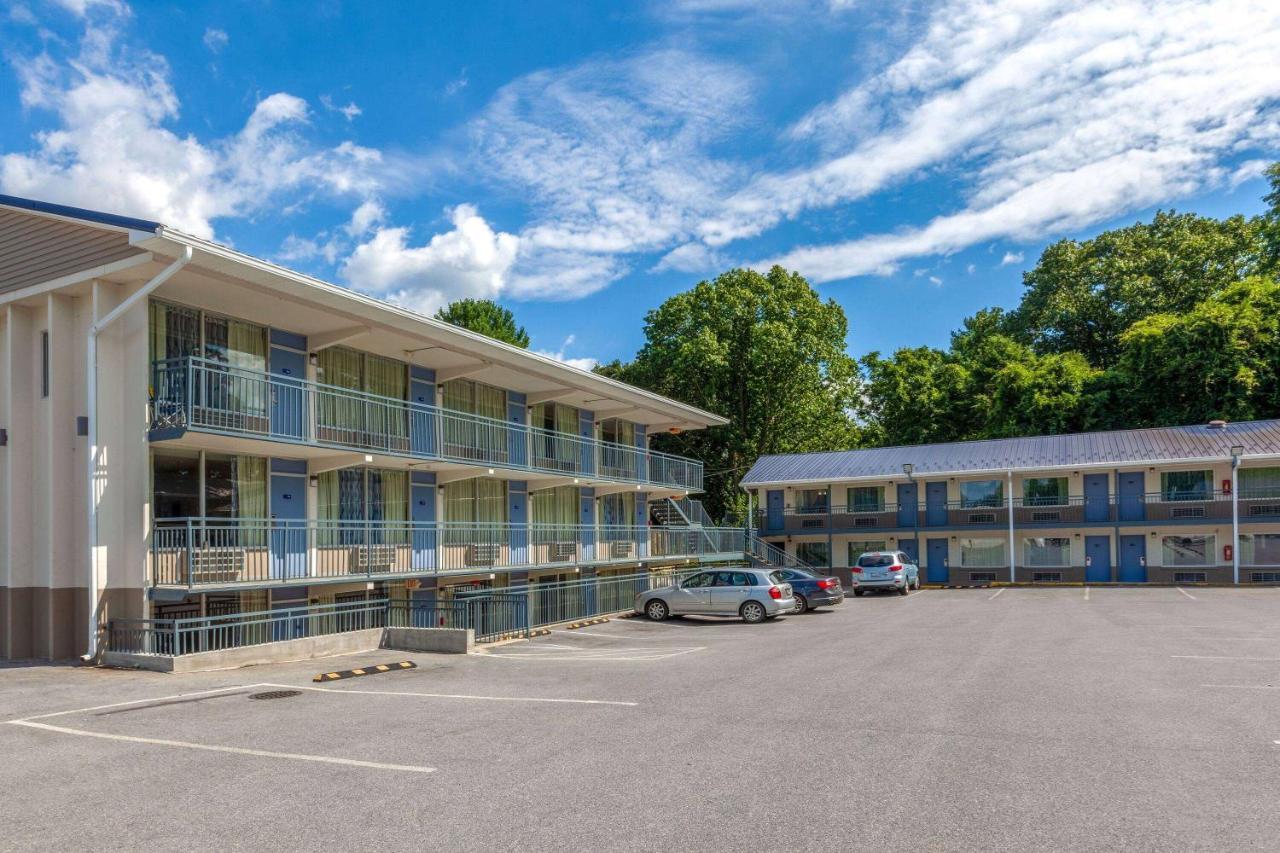Days Inn By Wyndham Charles Town Eksteriør bilde