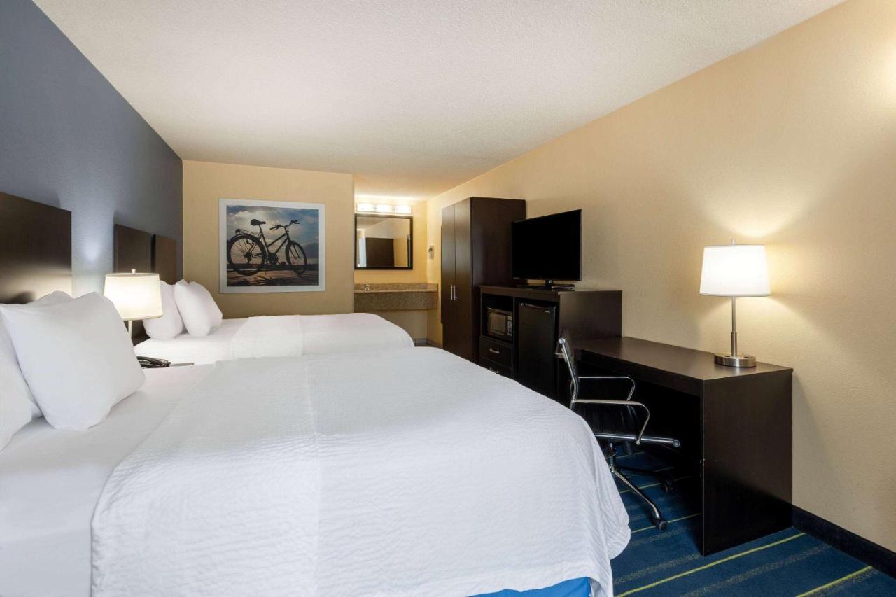 Days Inn By Wyndham Charles Town Eksteriør bilde