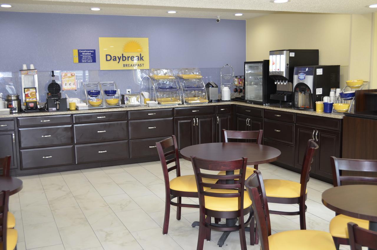 Days Inn By Wyndham Charles Town Eksteriør bilde